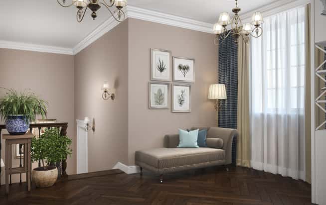 КП «Лесная Рапсодия-2». Классическая банкетка в коридоре с торшером, коваными люстрами и тёмным полом