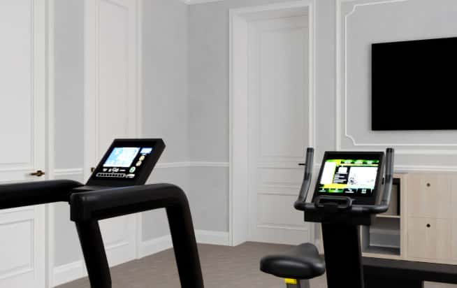 село Ельдигино. Для хранения небольшого спортивного инвентаря под телевизором отвели тумбу