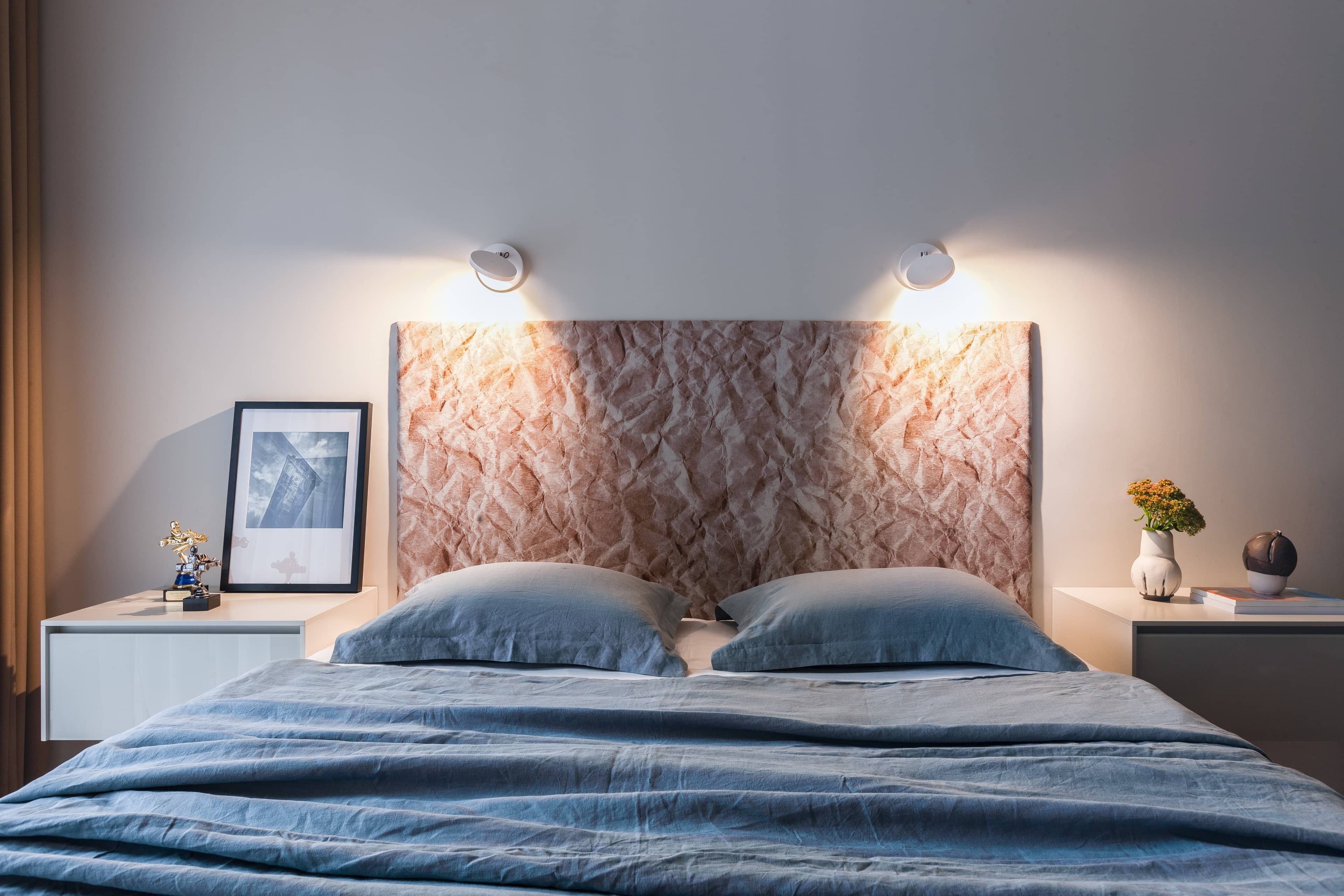 Подсветка в спальне над кроватью с светодиодными лентами