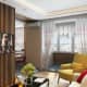 Оформление интерьера гостиной трехкомнатной квартиры в коричневый цвет в современном стиле. Фото № 54085.