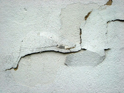 Трещины на потолке или на стенах – как с ними бороться после ремонта?