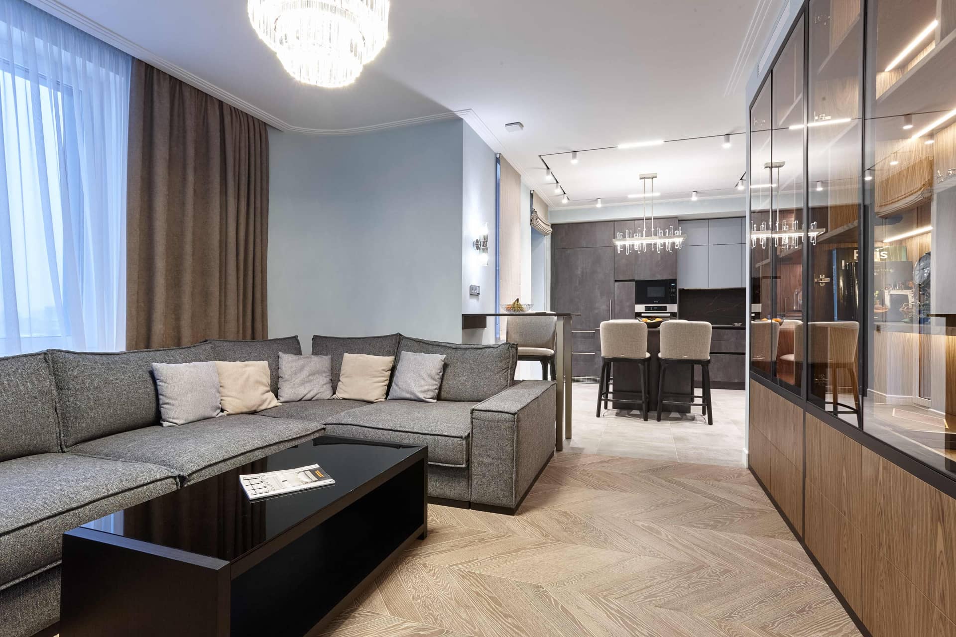 Оформление интерьера гостиной трехкомнатной квартиры в коричневый цвет в стиле современной классики. Фото № 68318.