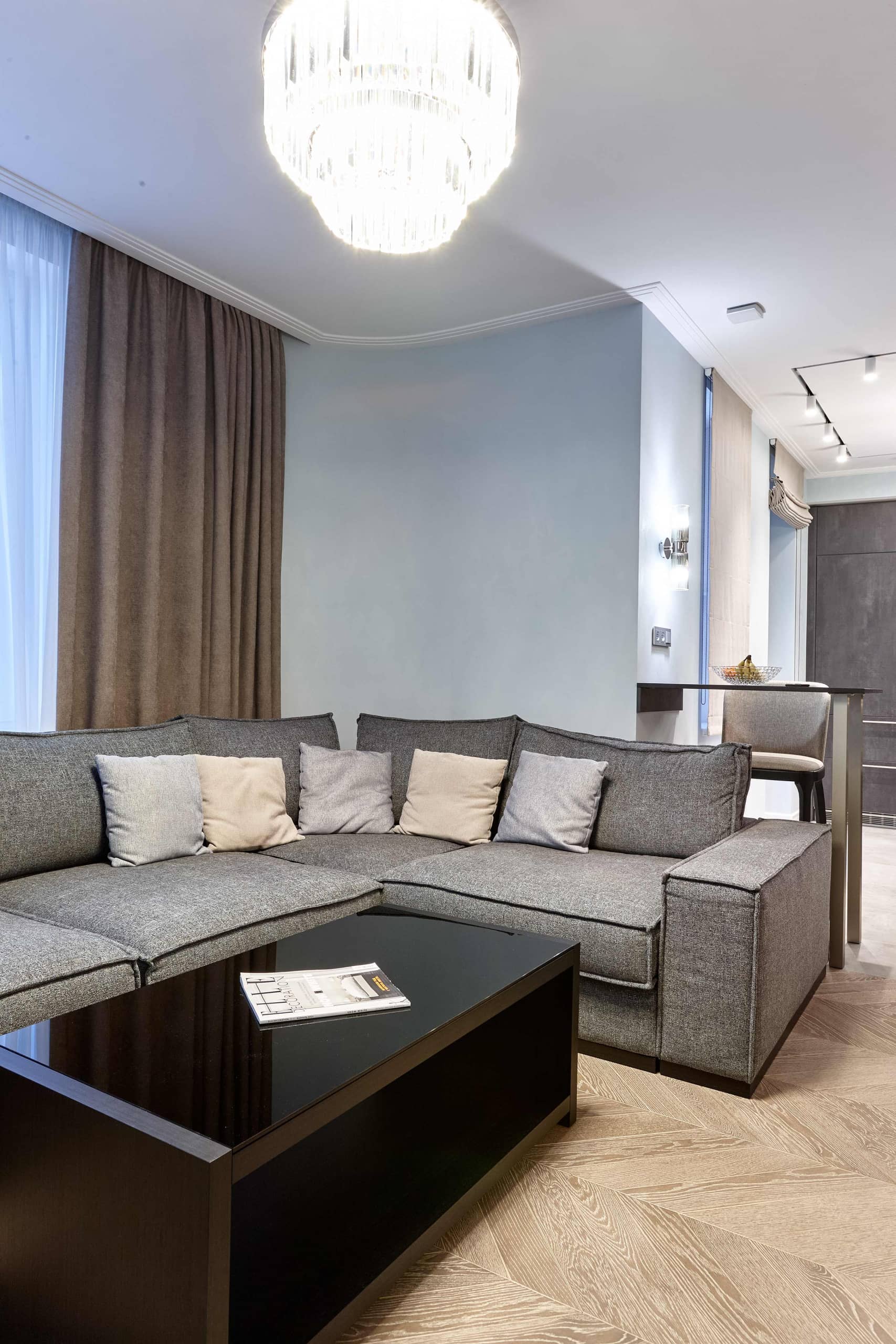 Оформление интерьера гостиной трехкомнатной квартиры в коричневый цвет в стиле современной классики. Фото № 68311.